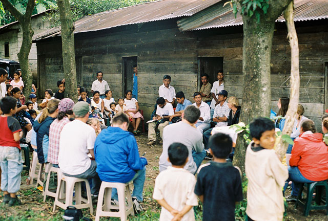 Los estudiantes de UW conocieron a las familias de la Finca San Jernimo en septiembre del 2005, cuando empezaron una campaa de solidaridad, que se ha convertido en el proyecto de UW en Guatemala. (Seleccione aqui para abrir en una nueva ventana).